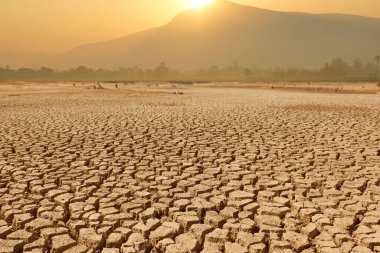 Tayland 'daki kurak arazi dokusu. Kuru, çatlamış toprak ya da gün batımında kuraklık sırasında toprak. Gezegendeki küresel su sıkıntısı. Küresel ısınma ve sera etkisi kavramı.
