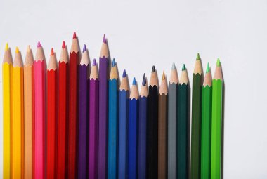 Beyaz arka planda izole edilmiş renkli kalemler. Okul veya Mesleki Kullanım İçin Renkli Kalemler.                                