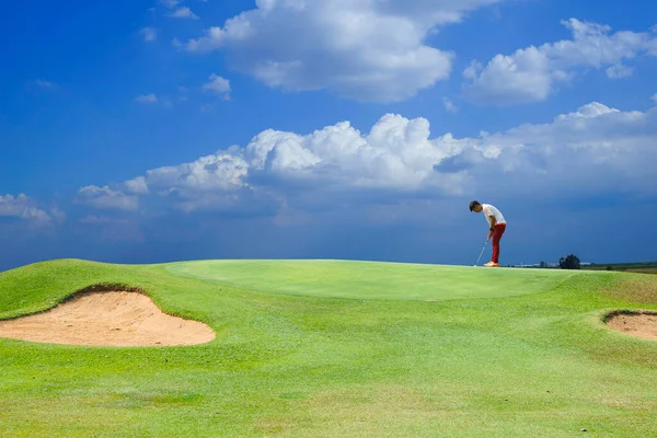 Golfistas Poniendo Pelotas Golf Campo Golf Por Mañana Golf Hombre — Foto de Stock