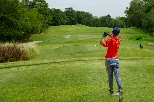 Golfozó Golfozik Esti Golfpályán Napnyugtakor Este Egy Férfi Golfozik Egy — Stock Fotó