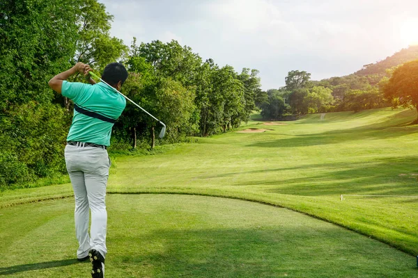 Golfozó Golfozik Esti Golfpályán Napnyugtakor Este Férfi Profi Golfozó Golfozik — Stock Fotó