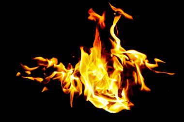 Siyah arka planda yangın alevleri. Doğal ormandaki yangın, alevler ve kıvılcımlar arka planda karanlık bir yakıt, siyah bir arka planda ışıklar.