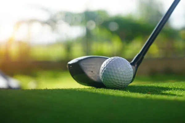 Golfballen Golfbaan Met Golfclubs Klaar Voor Golf Eerste Kort Ochtend — Stockfoto