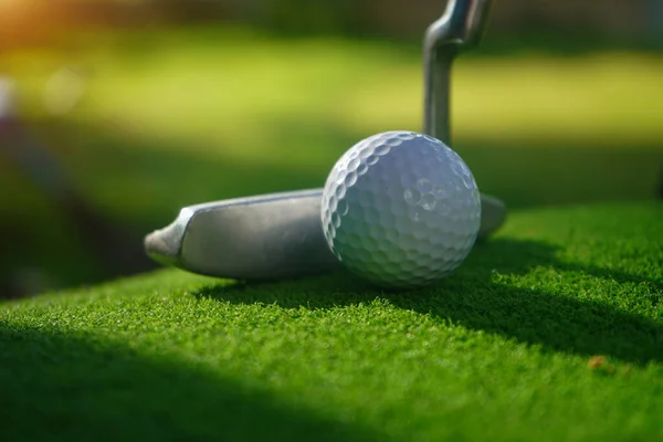 Golfballen Golfbaan Met Golfclubs Klaar Voor Golf Eerste Kort Ochtend — Stockfoto