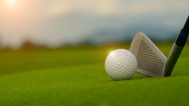 Golf sopaları ve golf topları yeşil çimlerde sabah güneşli güzel bir golf sahasında. Yeşil çimlerde golf ekipmanlarını kapatın..