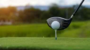 Golf sopaları ve golf topları yeşil çimlerde sabah güneşli güzel bir golf sahasında. Yeşil çimlerde golf ekipmanlarını kapatın..