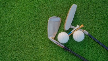 Golf sopası ve golf topları yeşil çimlerde sabah güneşli güzel bir golf sahasında. Yeşil çimlerde golf ekipmanlarını kapatın..