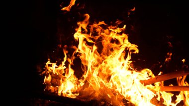 Yanan ateşin bulanık çizimi. Siyah arkaplanda yanan alevler.