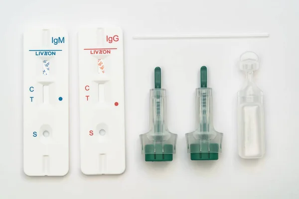 Covid 19防身试剂盒 用于家庭检测是否有人在近乎白色的背景下感染了电晕病毒 — 图库照片