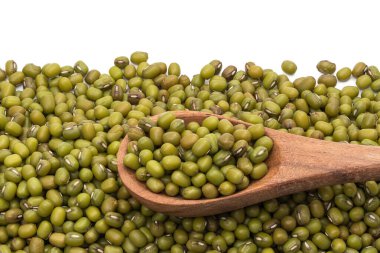 Tepesinde kaşık olan fasulye yığını yukarıdan eğik bir şekilde beyaz arka planda görünüyor. 