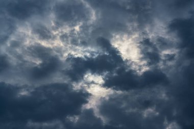 Gökyüzünde dramatik kara fırtına bulutları