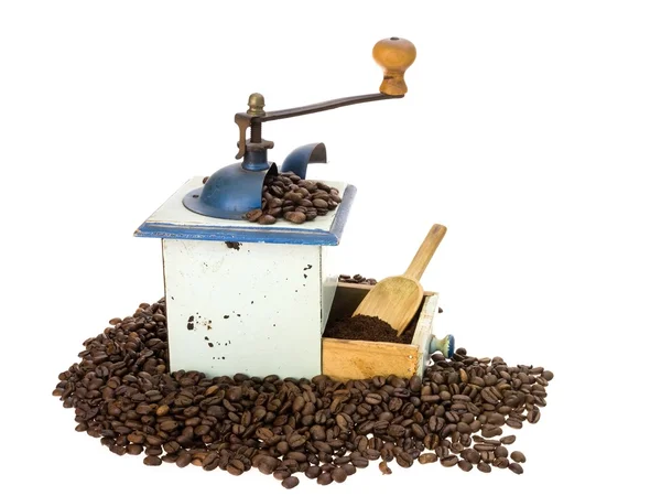 Кофемолка и бобы — стоковое фото