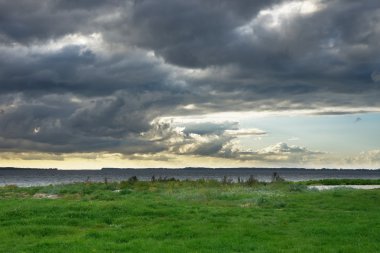 çayır deniz ve bulutlar