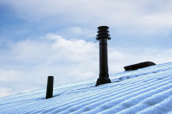 Telhado com tubo de ventilação e terminal de combustão no inverno — Fotografia de Stock