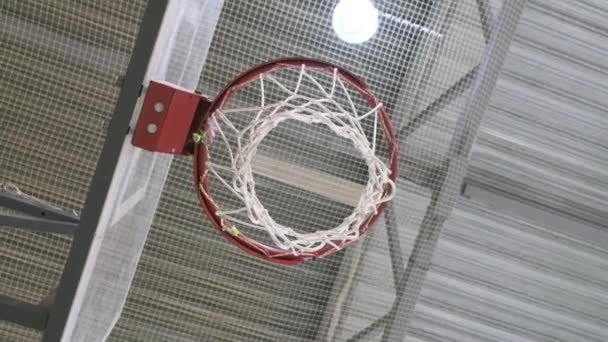 Ein Basketballball schlägt in Zeitlupe von unten in den Korb — Stockvideo