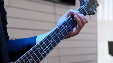 Gitarı tutan bir el.