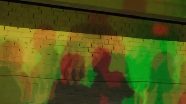 Sombras bailando en una pared de ladrillo — Vídeos de Stock