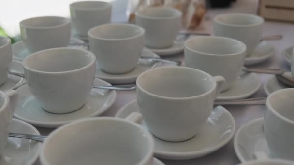 Kahve ya da çay için bir grup beyaz boş fincan. — Stok video