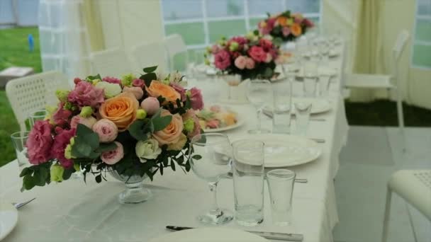 Geschmückter Tisch mit Blumen in Vasen — Stockvideo