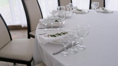 Yuvarlak bir masanın beyaz tarzında servis edilir. 