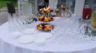 Bardaklar, meyve, limonata masada bayram için servis, panorama