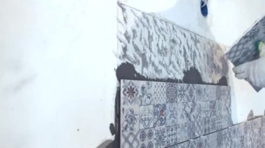 Mutfağa seramik fayanslar yerleştirin seramik fayans yapıştırıcı solüsyonu için