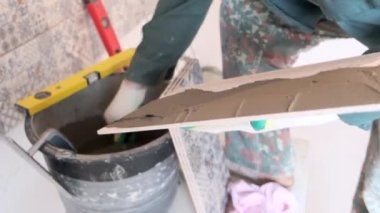 Mutfağa seramik fayanslar yerleştirin seramik fayans yapıştırıcı solüsyonu için