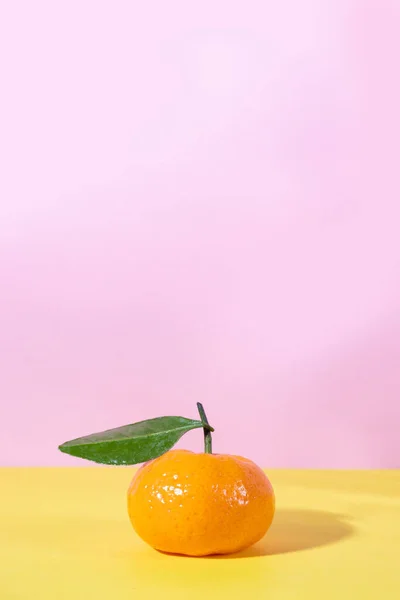 Mandarine Orange Mûre Avec Feuille Sur Fond Rose Jaune Espace — Photo