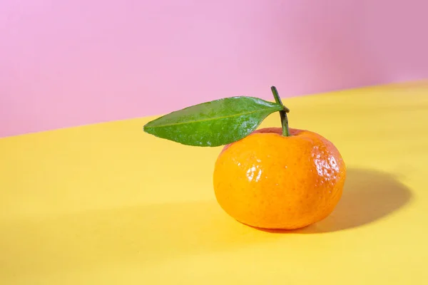 Mandarine Orange Mûre Avec Feuille Sur Fond Jaune Rose Isométrie — Photo