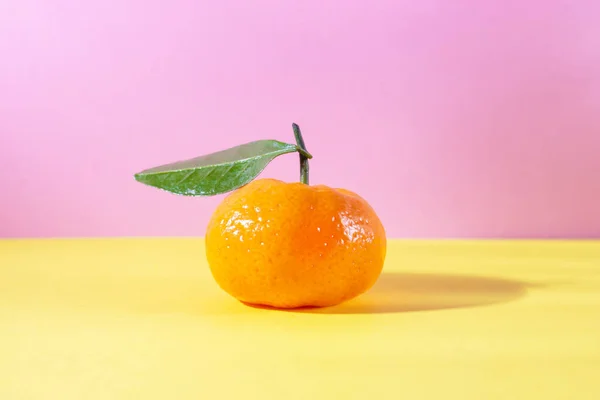 Mandarine Orange Mûre Avec Feuille Sur Fond Rose Jaune — Photo