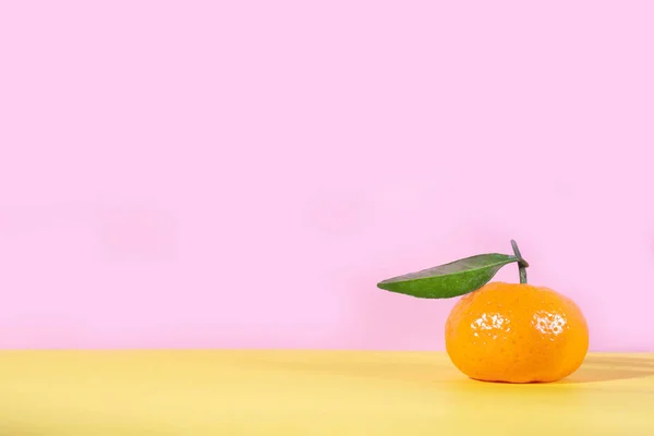 Mandarine Orange Mûre Avec Feuille Sur Fond Rose Jaune — Photo