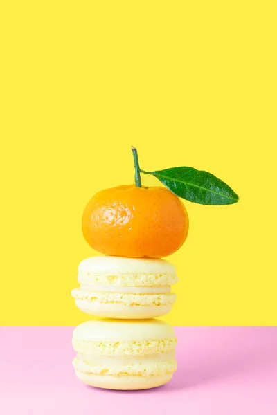 Deux Pâtes Françaises Citron Mandarine Orange Sur Fond Rose Jaune — Photo