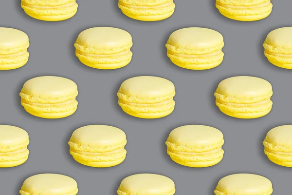 Ultimative Gelbe Macarons Auf Einem Ultimativen Grauen Hintergrund 2021 Farbmuster Stockbild