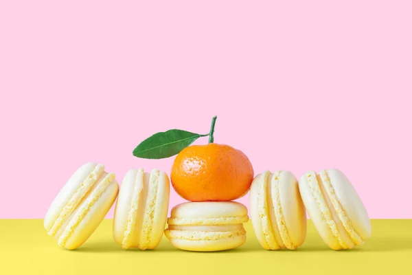 Gelbe Französische Makronen Gebäck Mit Zitronencreme Auf Gelbem Und Rosa — Stockfoto