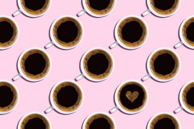 Açık pembe arka planda köpüklü ve kalp şeklinde dikişsiz espresso bardakları. Sevgililer günü kartı, aşkım.