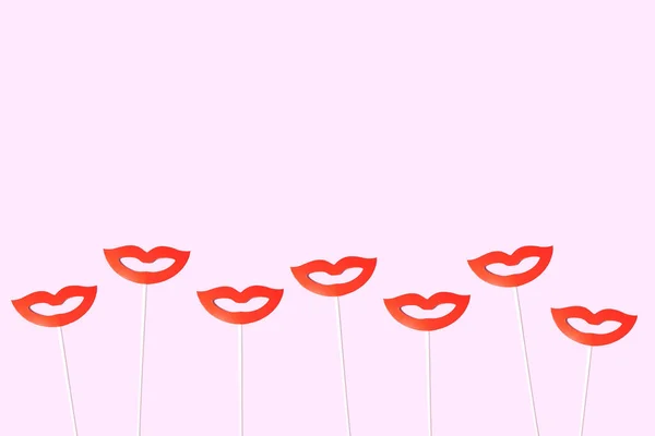 Lachen Met Rode Lippen Stokken Voor Fotoshoots Bewegen Neer Roze — Stockfoto