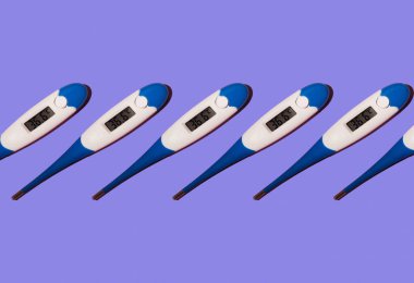 Elektronik termometrelerin kusursuz deseni. Mavi arka planda normal insan vücut sıcaklığı 36.6 derece.