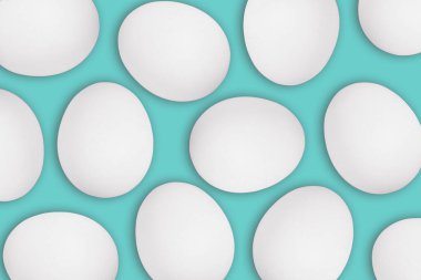 Beyaz paskalya yumurtaları mavi arka planda boyamaya hazır.