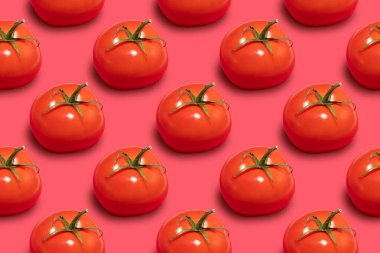 Pembe arka planda olgun kırmızı domates deseni