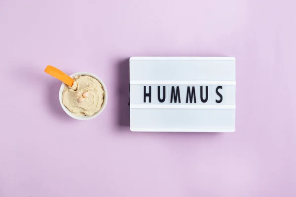 Die Inschrift Hummus Auf Einer Weißen Tafel Mit Sauce Und — Stockfoto