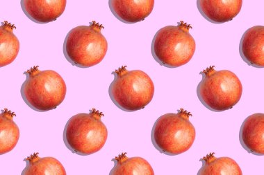 Pembe arka planda sulu kırmızı nar deseni.