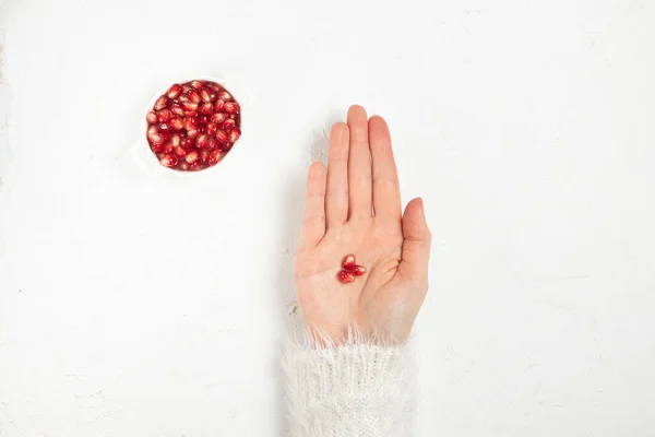 Drei Körner Reifen Roten Granatapfels Liegen Auf Der Handfläche Eines — Stockfoto