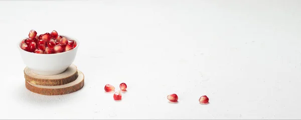 Grains Grenade Mûre Rouge Dans Une Plaque Céramique Sur Des — Photo