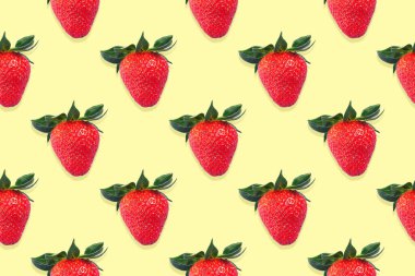 Sarı arka planda yeşil yapraklı kusursuz çilek deseni