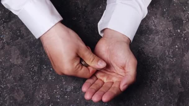 一个穿着白衬衫的成年人的手在灰色背景上数硬币 — 图库视频影像