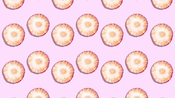 停止动作动画 成熟多汁的草莓片沿着粉色背景上下移动 — 图库视频影像