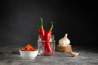 Harissa sosu, Ajvar ya da lutenitsa dolma biber, sarımsak, kimyon, acı biber, kişniş, ekstra saf zeytinyağı ve limon suyu.