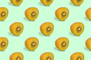 Yeşil arka planda, olgunlaşmış, sulu yeşil kivi şeklinde kusursuz bir kesik şekli.