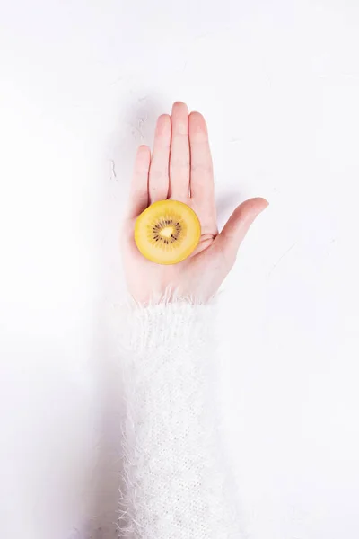 Young Woman Hand White Fluffy Sweater Holds Half Juicy Ripe — Stock Photo, Image