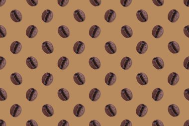 Kahverengi arka planda aromatik kahve çekirdeklerinin kusursuz deseni.